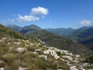 Dalla dorsale vista verso la Val Neva con i Monti Alpe est e Ovest