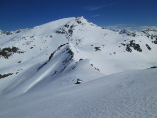 il pendio dall'alto con neve dura e liscia, sullo sfondo il Galehorn