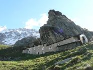 Santuario di San Besso e l'impressionante balma che lo ripara e sostiene