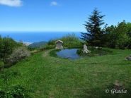 Il laghetto davanti al rifugio