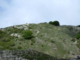 Una breve schiarita, si intravvede la croce del Carmo