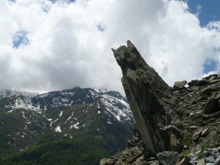 La madonna: impressionante monolite pensile