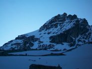 la cima e a sx il caratteristico pendio sospeso