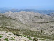 La zona di doline tra lo Psilafi e Omalos