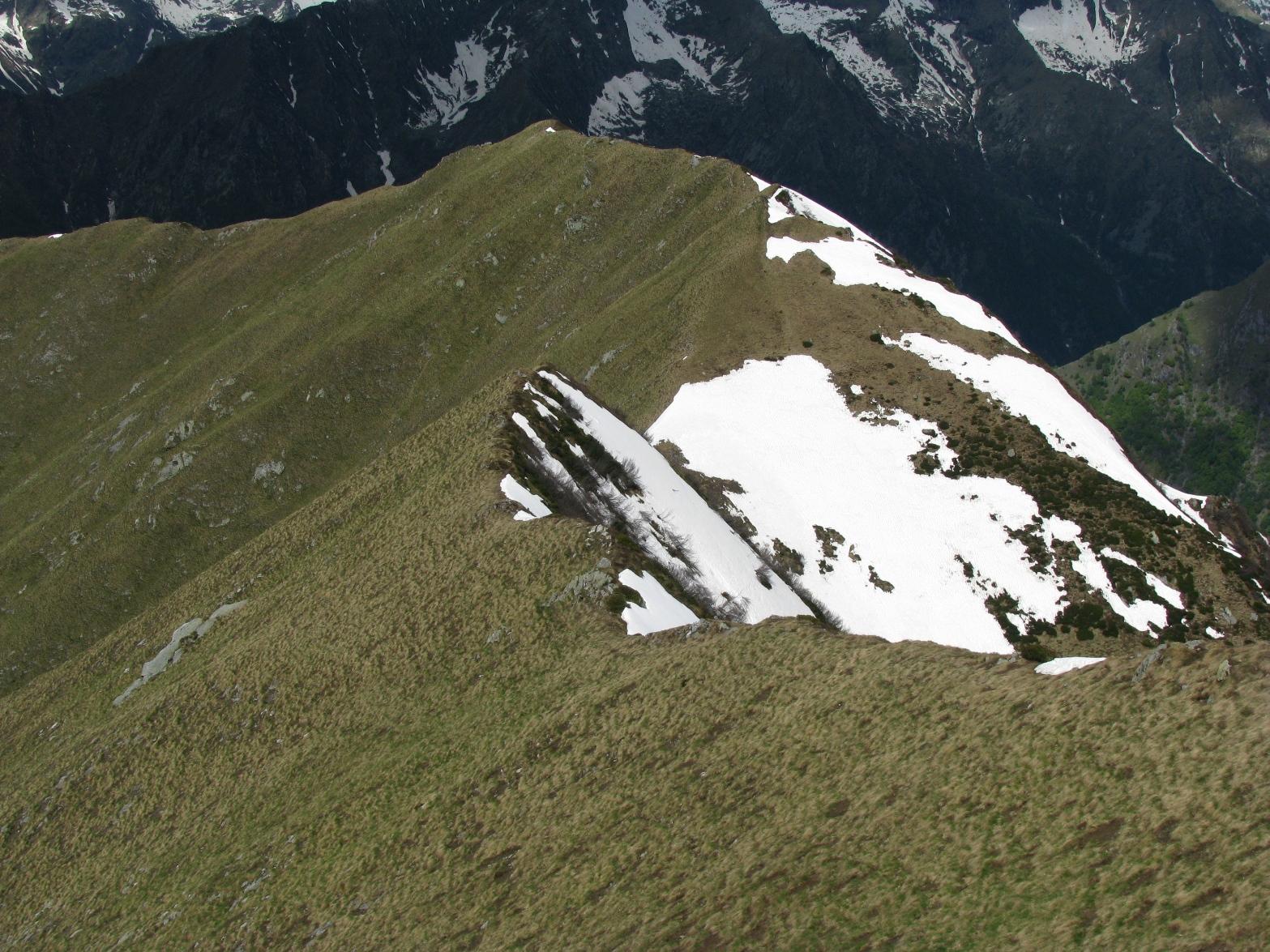 In primo piano, il Monte Sasset e oltre Cima la Rocco