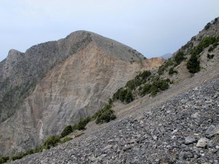 Il ben riconoscibile colle a nord del Kokkinavari