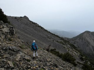 I lunghi traversi sopra il colle a nord del Kokkinavari