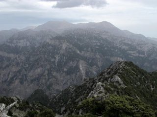 In lontananza Pachnes e Zaranokefala
