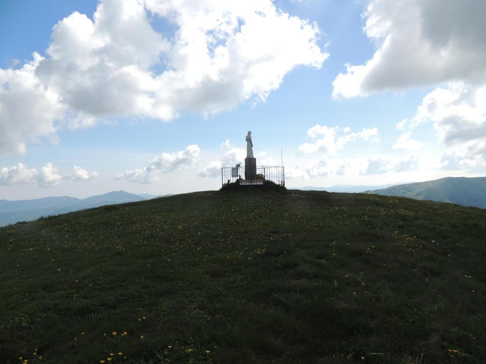 monumento in vetta al monte chiappo