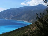 Sulla sinistra Aghia Roumeli e lo sviluppo della cresta che sale al Volakias