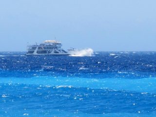 Il Samarià I si fa strada fra le onde per raggiungere Aghia Roumeli