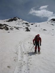 Tratti con neve talmente dura che neanche con le ciaspole si tiene.. Si scia!!