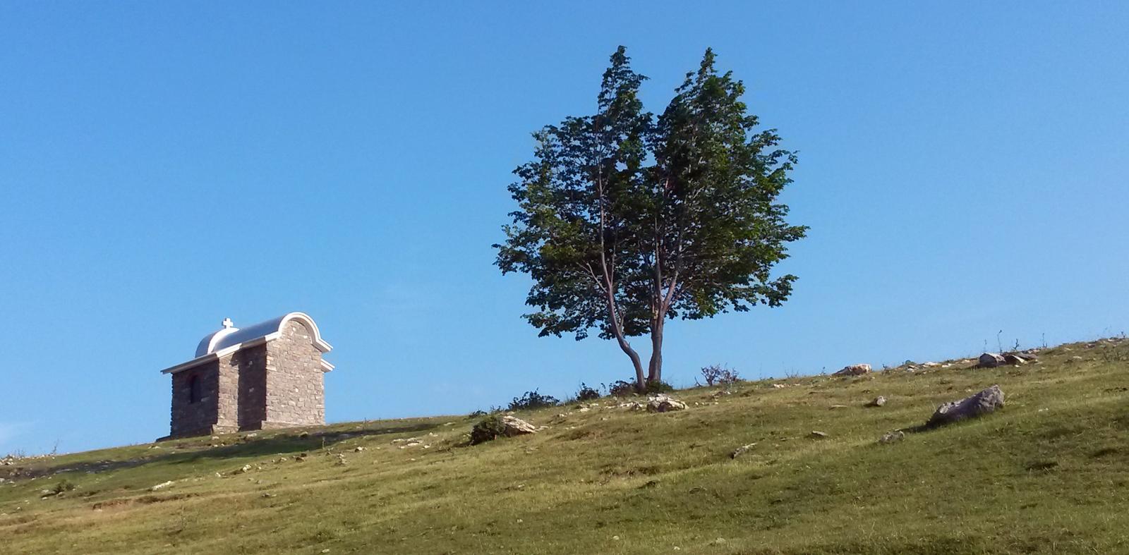 La caratteristica cappelletta sulla cima di Poggio Ceresa