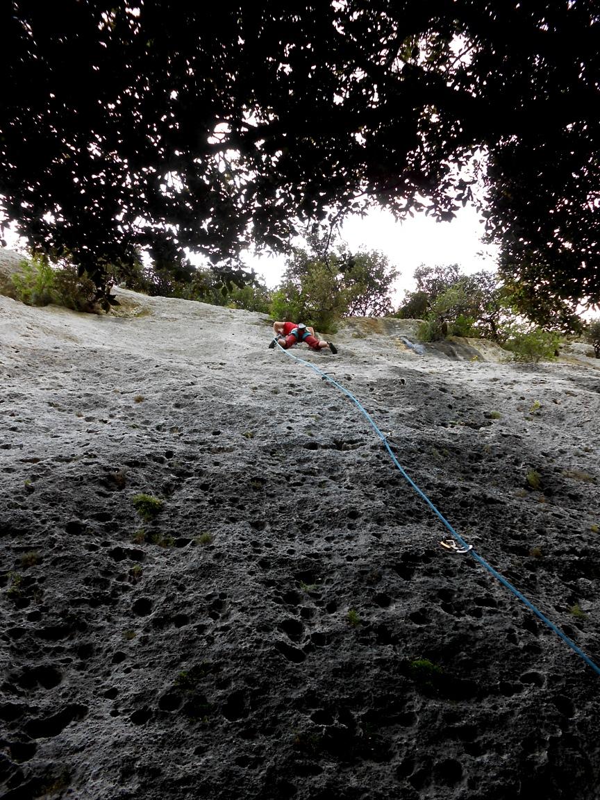 Il bellissimo muro lavorato a buchi