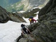 Nel canalino dove le catene sono sepolte dalla valanga per alcuni metri