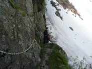 Tratto attrezzato verso alpe Fornà Superiore, si scende per aggirare la balza rocciosa