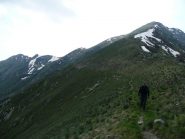 Traverso per il rientro dal colletto della Marona, a destra la via normale della cresta est