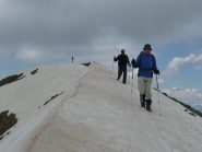 Giù lungo la ventosa cresta Sud verso il colletto della Marona, anch'essa innevata