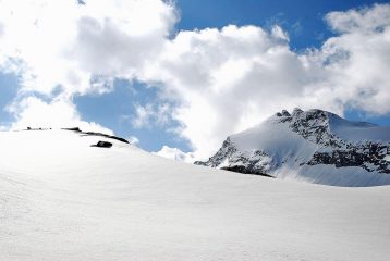 Sulle morene; in fondo il Dome Blanc de Mulinet