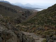 La gola percorsa con in lontananza la piana di Frangokastelo