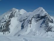 Il Rinderhorn versante NO con al centro la Rindersattel. In secondo piano: a sin Altes, A des. Balmhorn