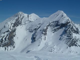 Il Rinderhorn versante NO con al centro la Rindersattel. In secondo piano: a sin Altes, A des. Balmhorn