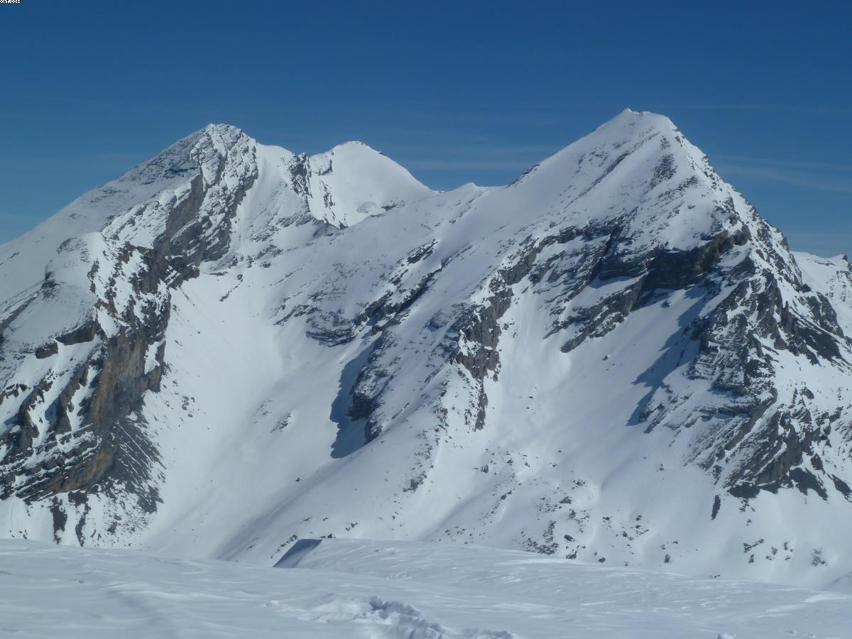 Il Rinderhorn versante NO con al centro la Rindersattel. In secondo piano: a sin Altes, A des. Balmhorn