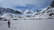 Si calzano gli sci in ambiente grandioso...