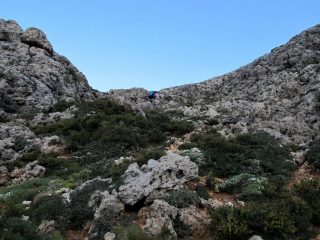 Il pendio incassato da cui inizia la camminata