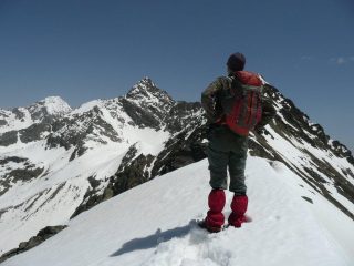 In cima: sguardo verso la rocciosa Punta Garin