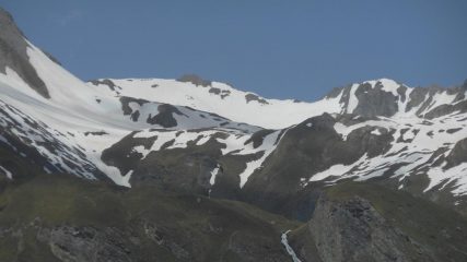 Zoom sul susseguirsi di gradoni che conducono alla cima