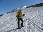 ma guarda chi incontro mentre scendo....!! Enrico con lo sfondo della cima.