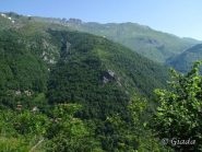 Antoroto in lontananza e il fianco della montagna dove passa la balconata