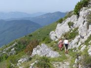 il sentiero aggira il Toraggio da sud nei prati