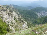 dal Passo della valletta, dorsale N del Pietravecchia, si vede in basso il tornante di inizio sentiero, Melosa e lago Tenarda