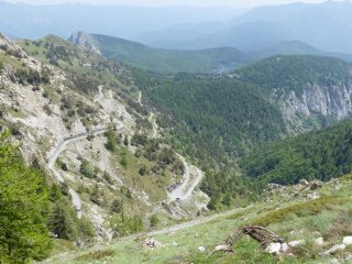 dal Passo della valletta, dorsale N del Pietravecchia, si vede in basso il tornante di inizio sentiero, Melosa e lago Tenarda