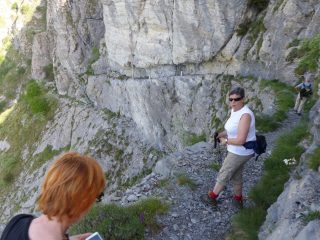 il sentiero si abbassa, tagliato nella roccia, verso il canalone dell'Incisa, fra Pietravecchia e Toraggio
