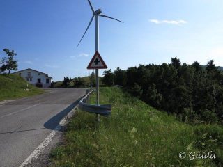 Uscita sulla statale 50 metri prima del colle