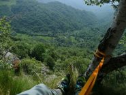 Comoda pausa alla cengia dei camosci, tappa verso la cima del primo torrione