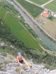 Anna in uscita dalla via
