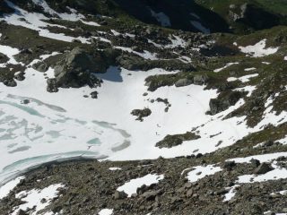 Lago e scalatori in avvicinamento