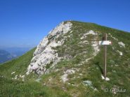 All'intaglio prima della cima ovest si prende a sx, palina