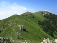 La dorsale del Galero verso l'Armetta e la palina col nostro sentiero a dx