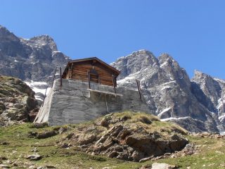 01 - Rifugio Bobba ed imponenti pareti alle spalle