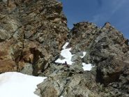 Un pò di neve nei canali prima della punta