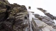 Breve tratto tra le roccette nella parte finale del pendio nevoso