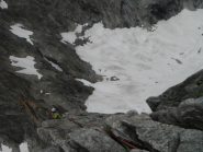 la doppia di discesa si situa 15 metri lungo la cresta N, sosta con catena