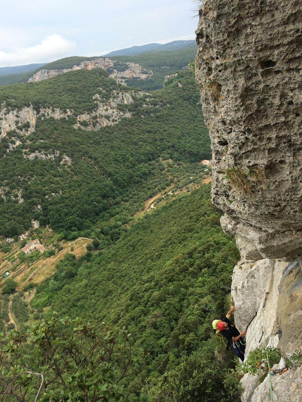 Uscita dalla fessura verticale della L4 e inizio del traverso sotto la fascia strapiombante