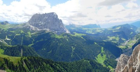 panorama dalla cima verso la val gardena, con sasso lungo e alpe di siusi