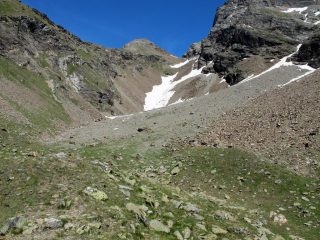Il Monte Dzalou dai pressi del bivacco, a centro foto il nevaio risalito